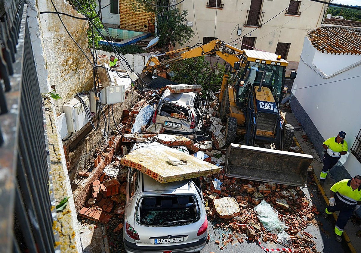 Muro caído en Gibraleón por un pequeño tornado