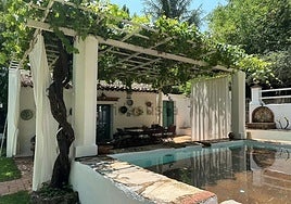 La casa más bonita de la Sierra de Huelva sale a la venta por cerca de un millón de euros: tiene un jardín de ensueño y una ubicación privilegiada