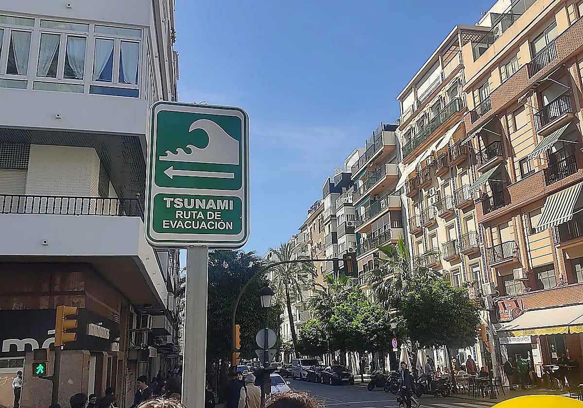 Cartel del Plan Tsunami de Huelva, que marca una ruta de evacuación