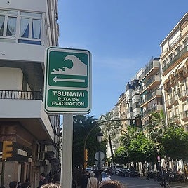 Cartel del Plan Tsunami de Huelva, que marca una ruta de evacuación