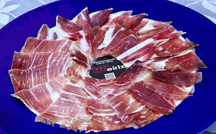 Imagen principal - Secadero de Jamones Eíriz y la calle Barco de Jabugo