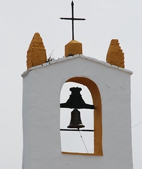 Imagen secundaria 2 - Iglesia Santa María Madalena, fachada caleña y espadaña de la ermita de nuestra señora de cala