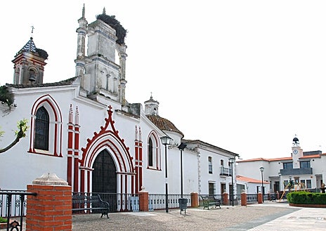 Imagen secundaria 1 - Minas de Cala y portada de la iglesia de Santa María Madalena