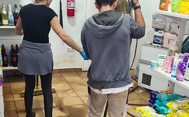 Imagen principal - Un camping de Mazagón, arrasado por el último temporal, se enfrenta a un nuevo aviso naranja por fuertes lluvias: «Esperamos que no pase lo mismo»