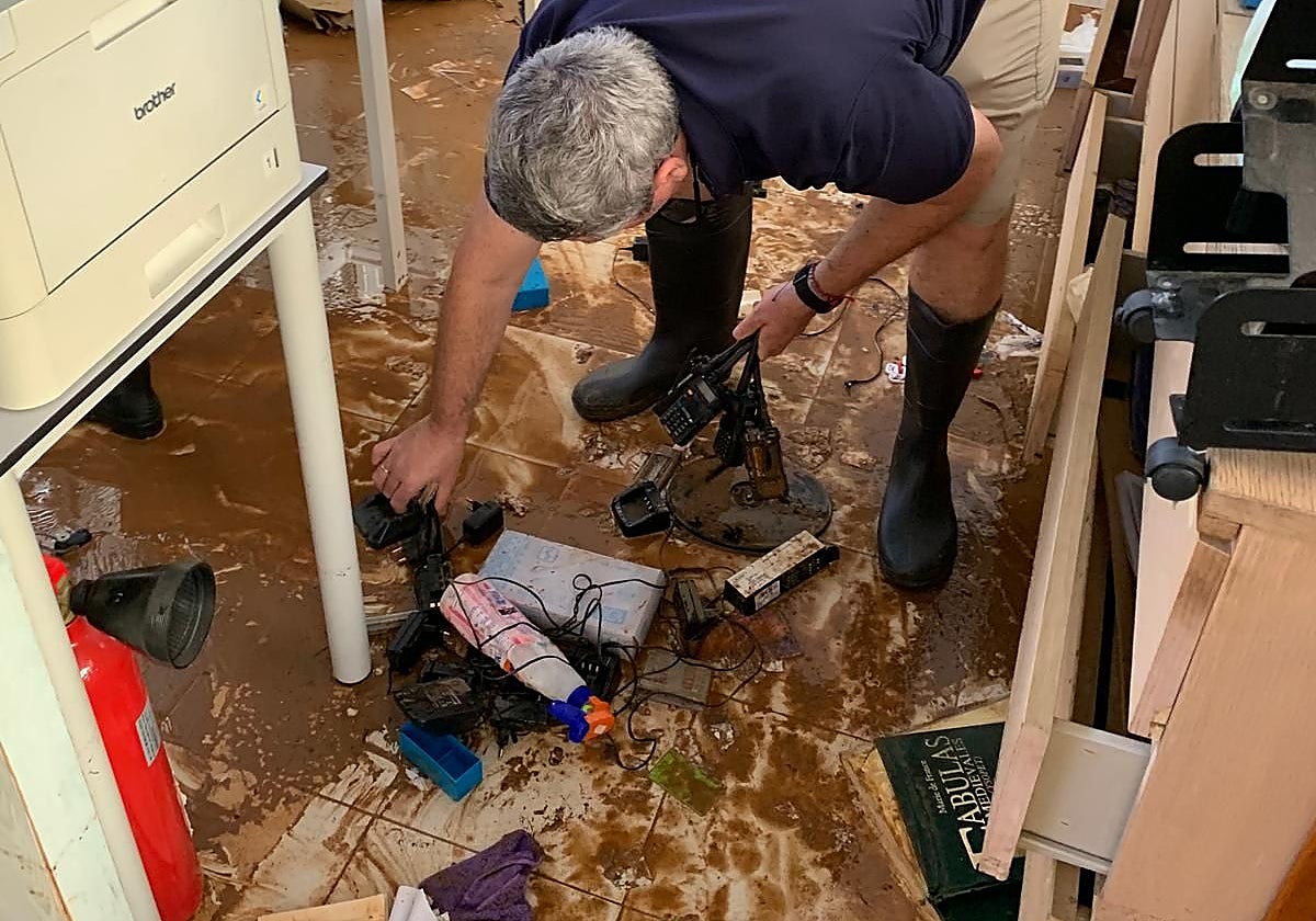 Suelo lleno de barro con objetos estropeados en una de las oficinas del camping