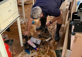 Suelo lleno de barro con objetos estropeados en una de las oficinas del camping