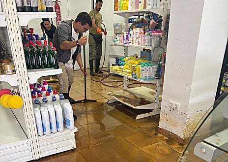 Imagen secundaria 1 - Un camping de Mazagón, arrasado por el último temporal, se enfrenta a un nuevo aviso naranja por fuertes lluvias: «Esperamos que no pase lo mismo»