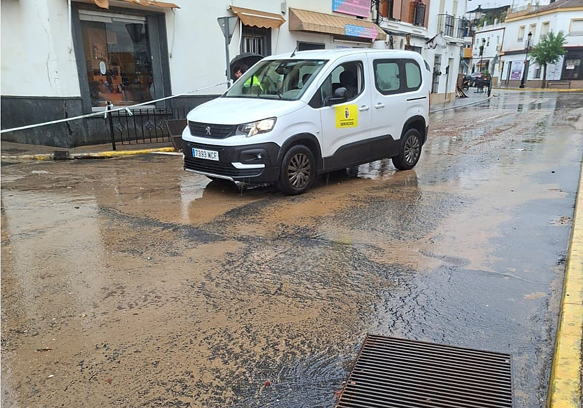 Calle de Almonte afectada por la lluvia, el miércoles pasado