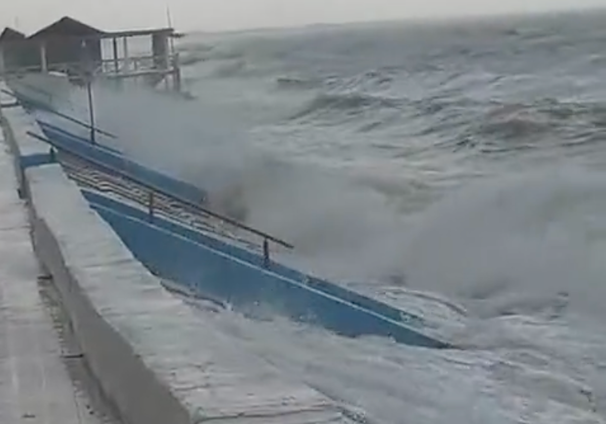 Oleaje en el paseo marítimo de Caño Guerrero, en Matalascañas