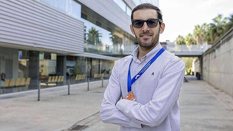 Gabriel Gómez investiga la optimización de las microrredes eléctricas