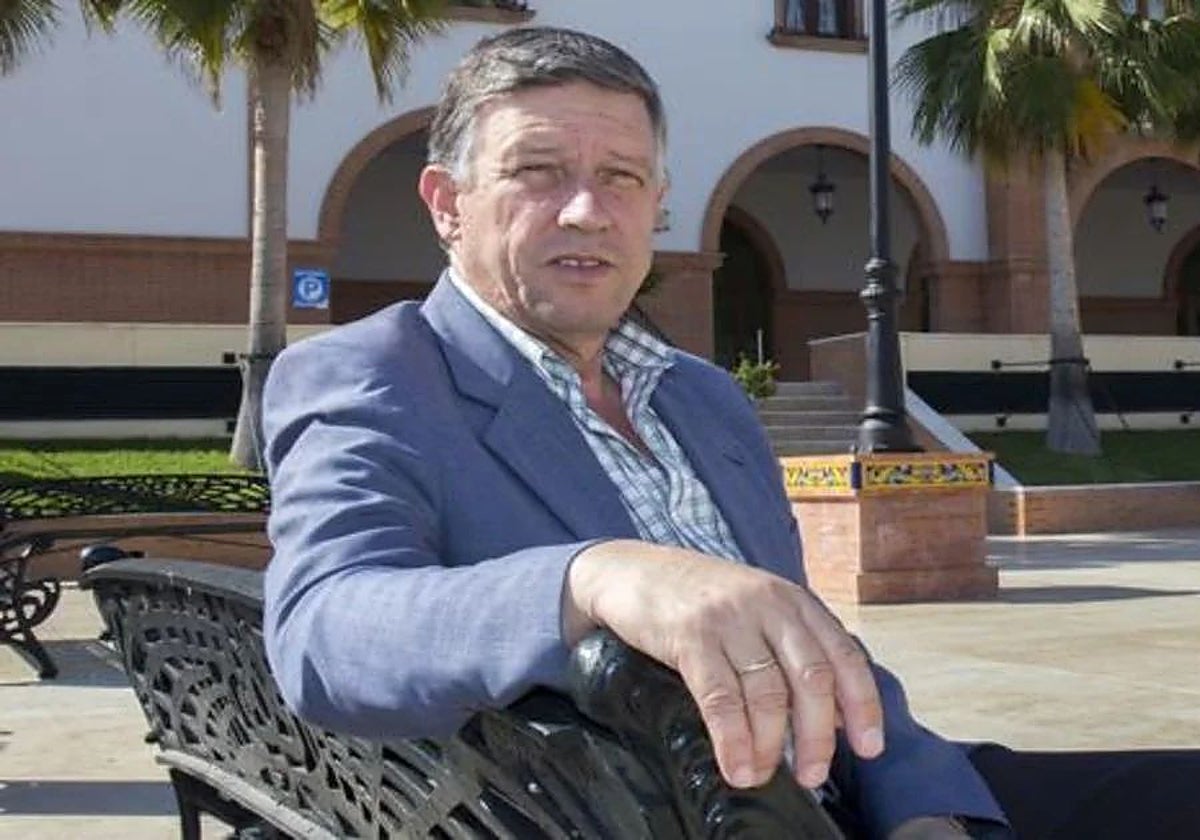 Carmelo Romero a las puertas del Ayuntamiento de Palos de la Frontera