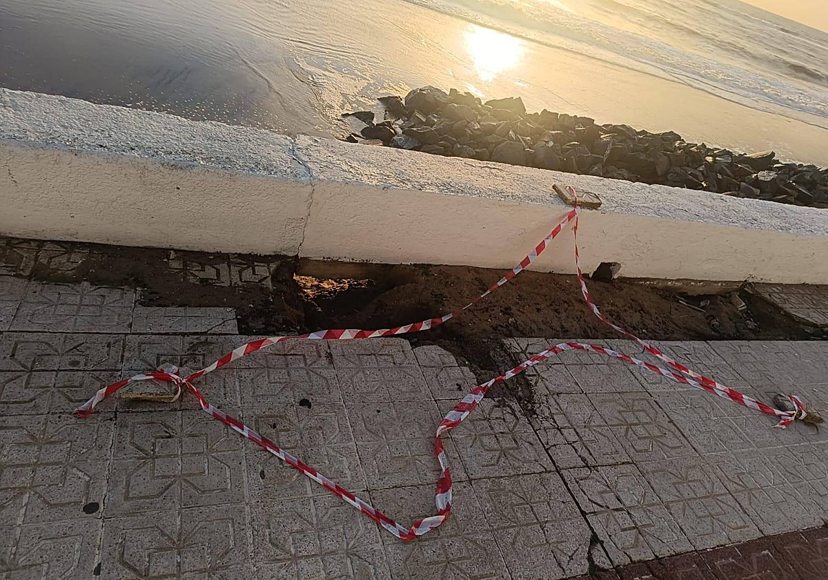 Daños en el paseo marítimo de Matalascañas tras el último temporal
