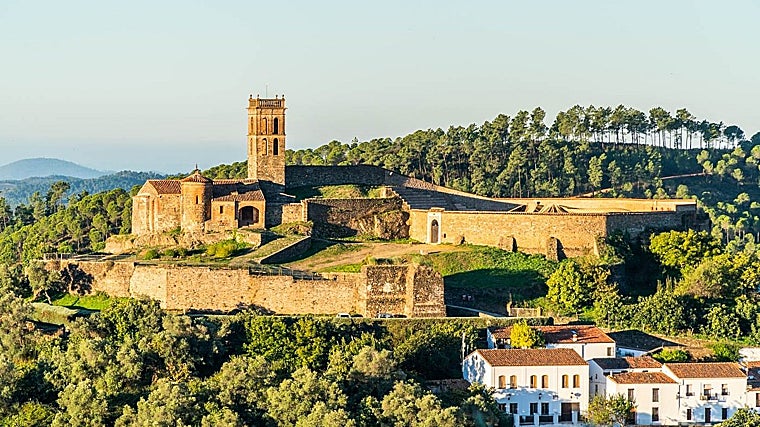 Cinco pueblos de la Sierra de Huelva para visitar este otoño: rodeados de naturaleza y con un patrimonio histórico único