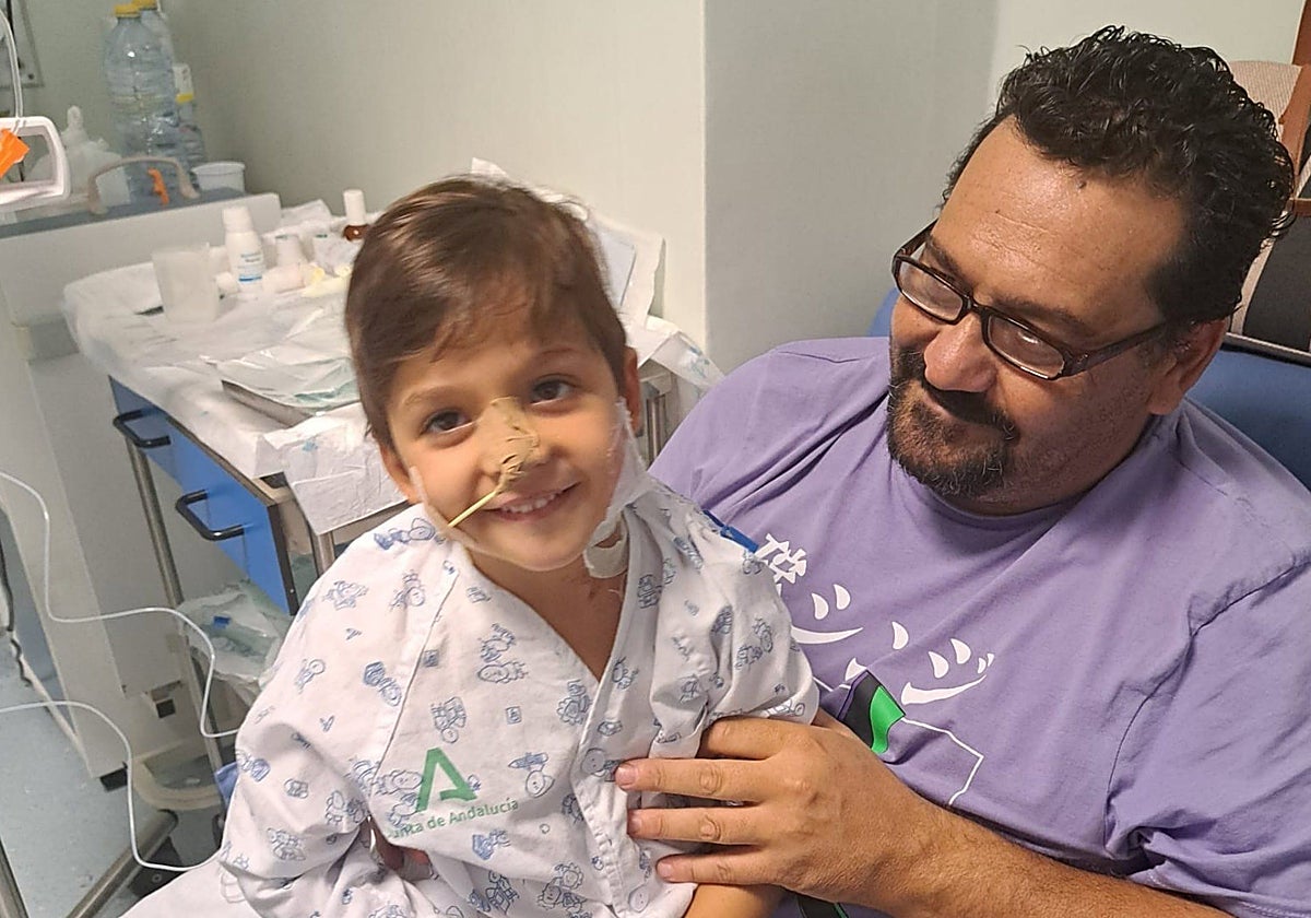 El pequeño Ángel, junto a su padre