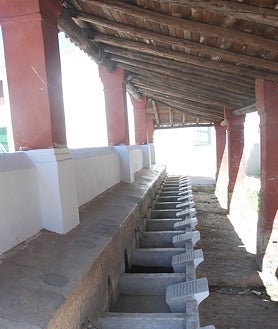 Imagen secundaria 2 - El coso taurino visto desde la cumbre de Santa Bárbara, y en las dos imágenes de abajo la calleja de Aracena y los lavaderos