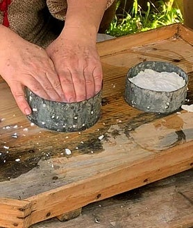 Imagen secundaria 2 - Son los propios vecinos del municipio los que participan como figurantes en las diferentes escenas de estilo costumbrista