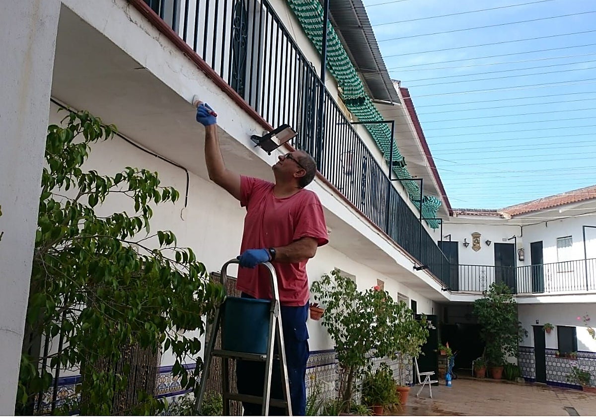 Ion, trabajando en la casa hermandad, donde ha estado -asegura- 15 años