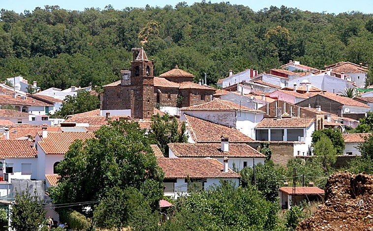 Imagen principal - Llega la Feria de la Castaña que se celebra en una iglesia inacabada, a los pies de los riscos más altos de Huelva