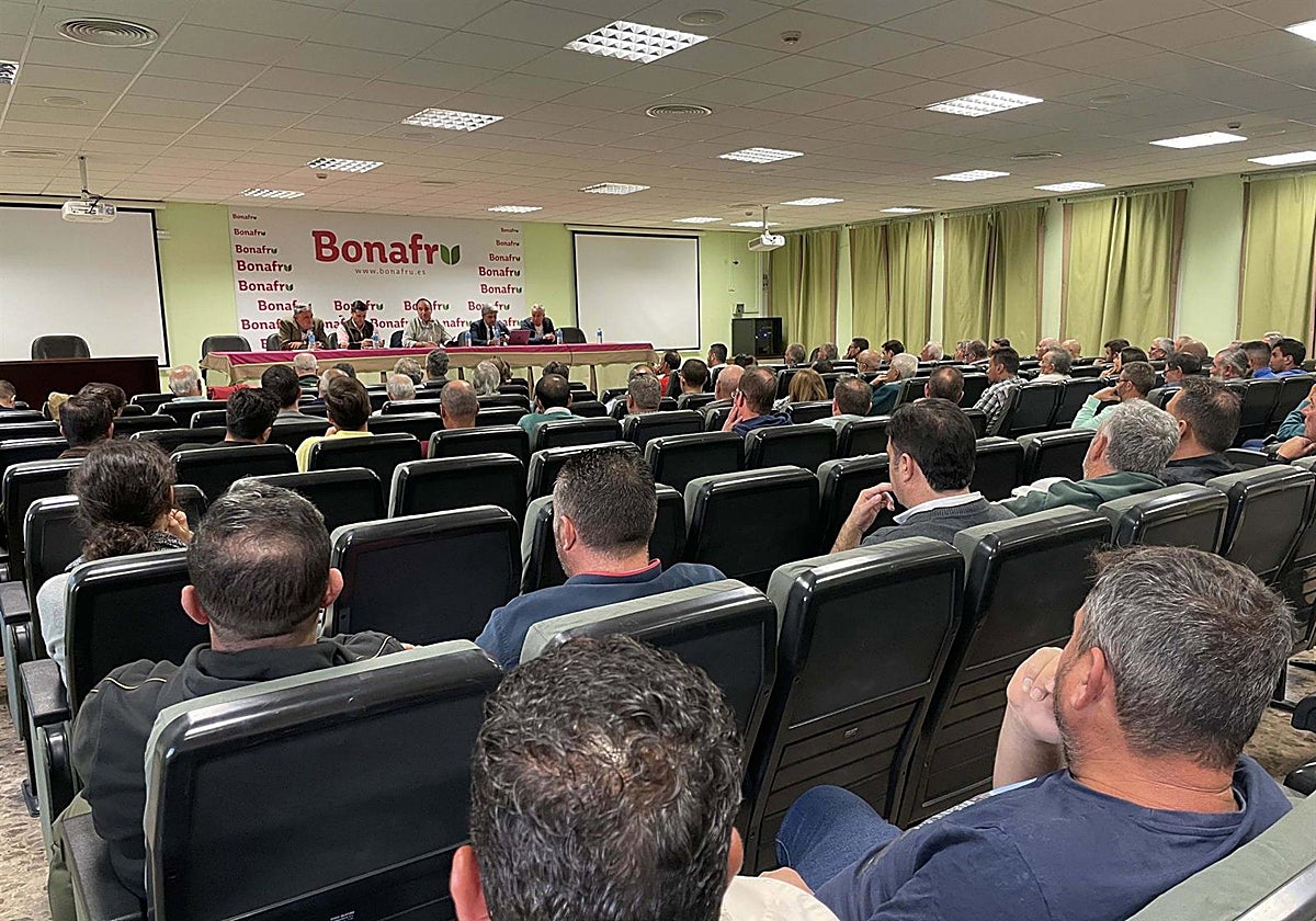 Asamblea de agricultores de la Plataforma en Defensa de los Regadíos del Condado de Huelva