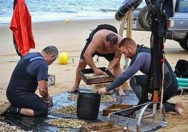 Mariscadores de coquinas comprobando sus capturas