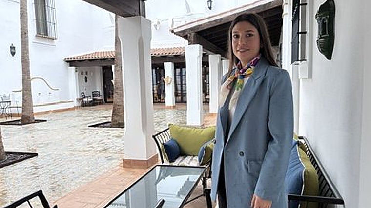 La directora del hotel, en uno de sus patios