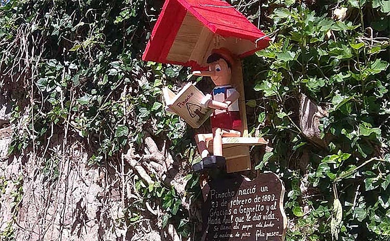 Imagen principal - En esta ruta de senderismo de Huelva te puedes encontrar a Pinocho: se encuentra en pleno corazón de la Sierra de Aracena