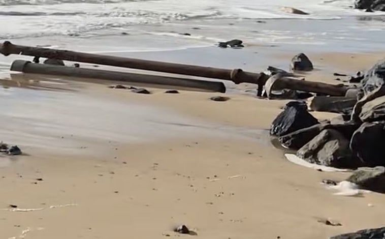 Imagen principal - El temporal desentierra el antiguo muro de hierro de la playa de Matalascañas y varias tuberías: «Si tuviera ayuntamiento propio…»