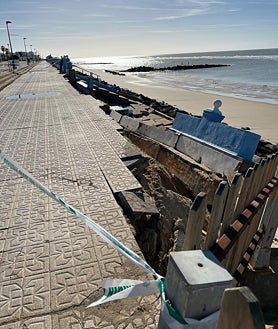 Imagen secundaria 2 - El temporal desentierra el antiguo muro de hierro de la playa de Matalascañas y varias tuberías: «Si tuviera ayuntamiento propio…»