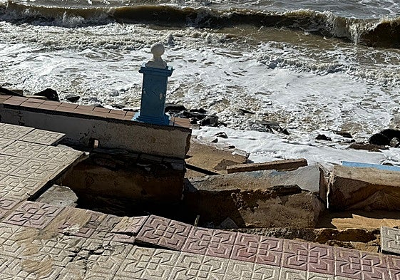 Uno de los grandes socavones que hay en la actualidad en el paseo marítimo de Matalascañas