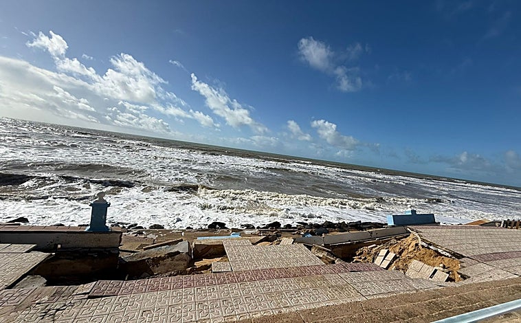 Imagen principal - Los graves desperfectos en el paseo marítimo de Matalascañas