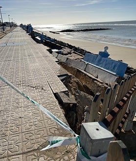 Imagen secundaria 2 - Los graves desperfectos en el paseo marítimo de Matalascañas