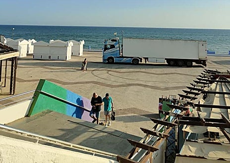 Imagen secundaria 1 - La noria situada en el Paseo Marítimo de Matalascañas y abajo un camión grande en la arena y las grietas causadas por la piscina