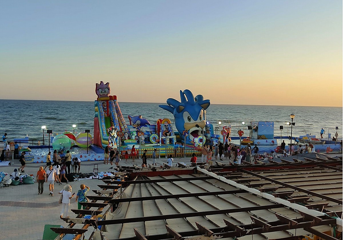 Las atracciones de feria colocadas este verano en el Paseo Marítimo de Matalascañas