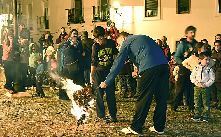 Imagen principal - Las populares antorchas confeccionadas con hojas de castaño llenan las distintas plazas de los barrios de Aracena el 7 de diciembre