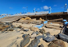 Almonte reconoce que los desperfectos afectan «a más de un kilómetro» del litoral de Matalascañas y avisa de que ya han llegado a la depuradora