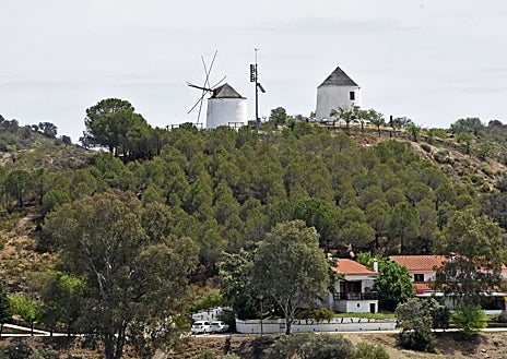 Imagen secundaria 1 - Una panorámica de Sanlúcar de Guadiana y abajo de sus molinos, mientras que a la derecha aparecen casas de Alcoutim