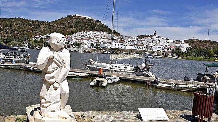 El monumento al contrabadista en Alcoutim y al fondo Sanlúcar de Guadiana