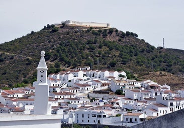 ¿Cuál es el pueblo más luminoso del Andévalo, con puerto fluvial y un castillo que vigila la frontera portuguesa?