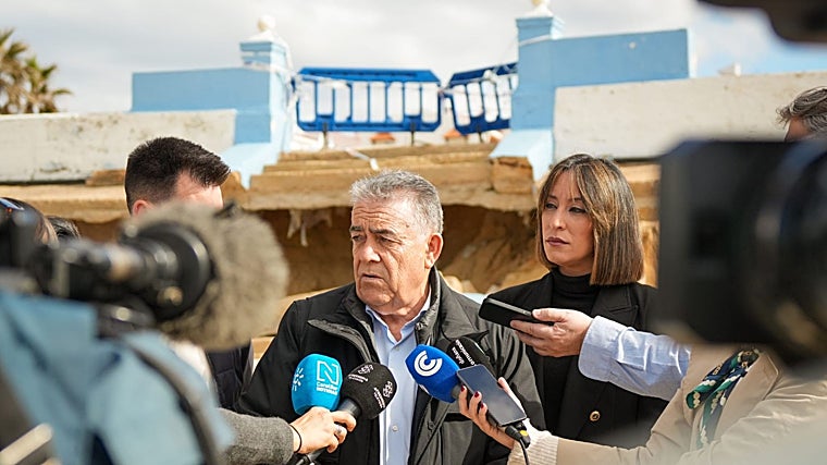 Francisco Bella, el alcalde de Almonte, atendiendo a los medios de comunicación junto al paseo marítimo de Matalascañas