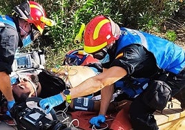 Miembros de la UME durante un simulacro