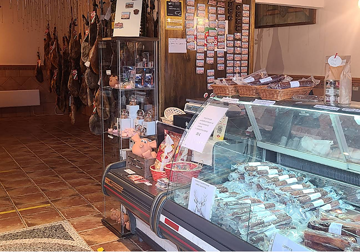 Interior de un local del pequeño pueblo de Huelva que las revistas de viajes definen como el mejor lugar del mundo para comer jamón