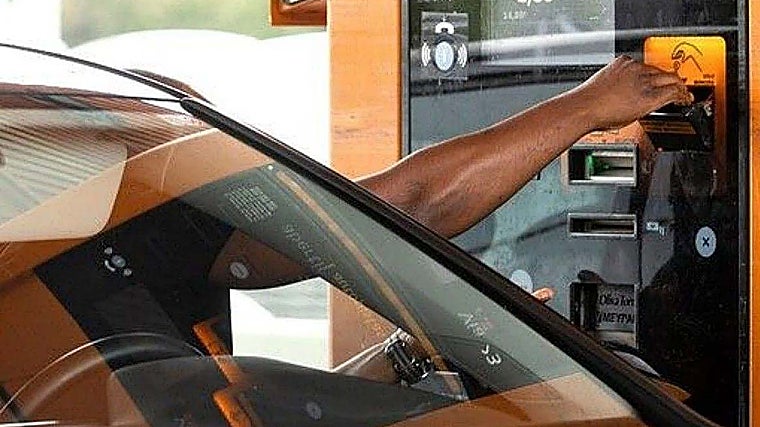 Imagen de archivo de un conductor pagando en un peaje luso