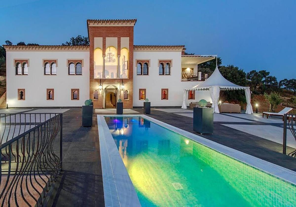 Zona exterior con piscina de la Casa Rural Príncipe de Cortegana, en la Sierra de Huelva