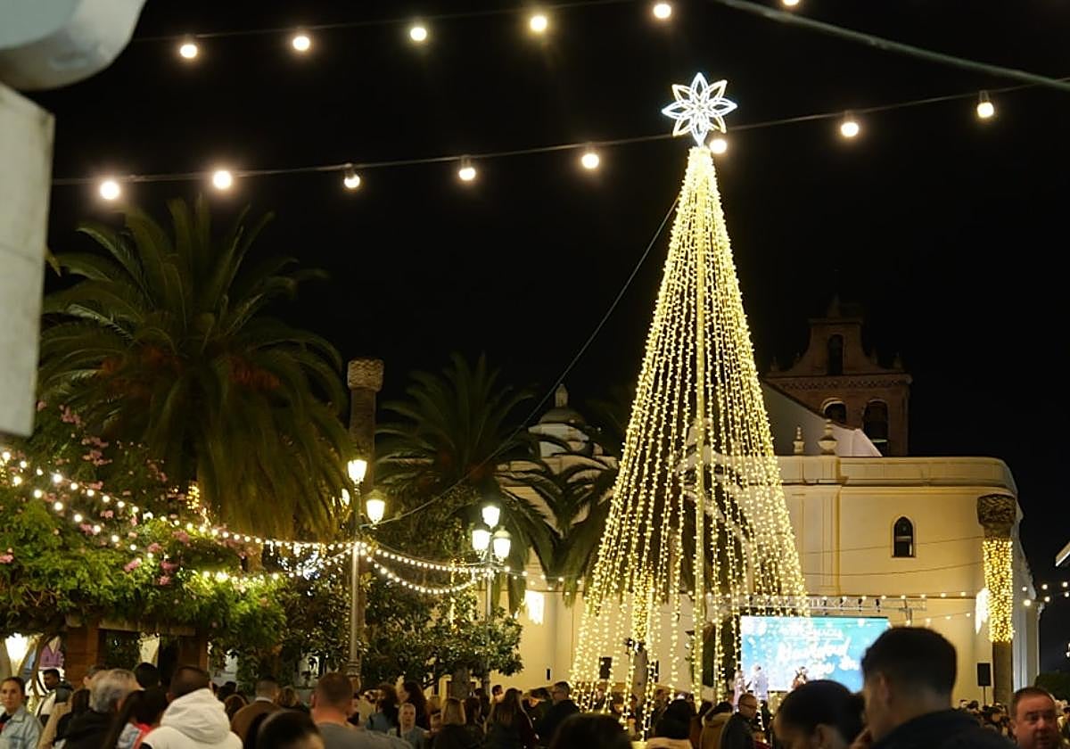 Plaza de Lepe iluminada en la Navidad de 2024