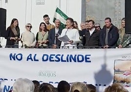 Joaquina Del Valle, alcaldesa de Hinojos, leyendo el manifiesto contra el deslinde