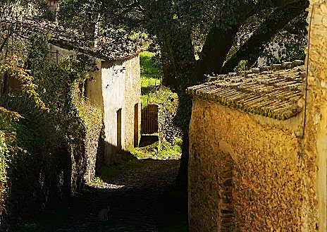 Imagen secundaria 1 - La pequeña pedanía de Aracena que casi nadie conoce y parece sacada de cuento: «Una bella aldea que no te puedes perder»