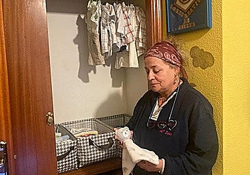 María José Coronel, junto al armario con las prendas de su nieto