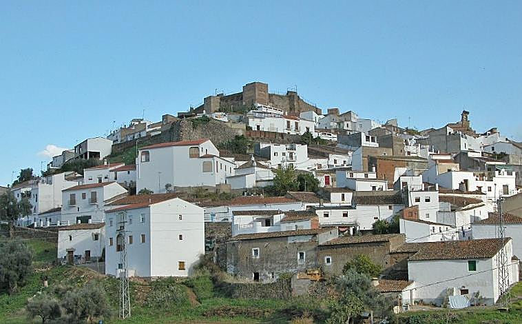 Imagen principal - Vista general de Aroche, de una de sus calles y de su plaza