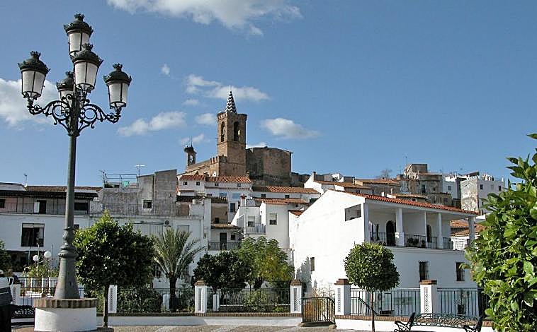 Imagen principal - Plaza arochena y la iglesia de Nuestra Señora de la Asunción