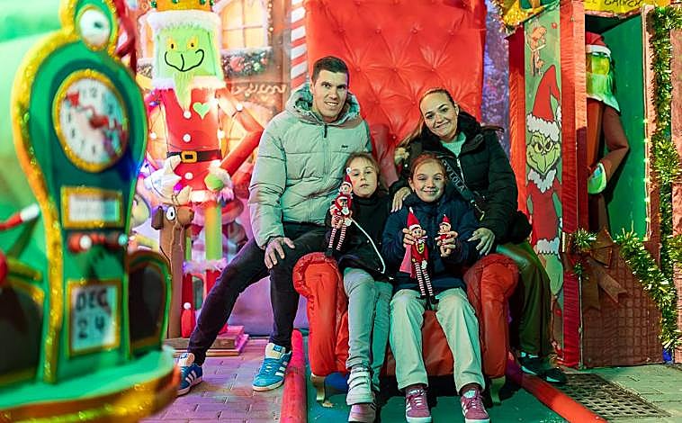Imagen principal - La Casa del Grinch hace de Corrales nuevamente uno de los epicentros de la Navidad en Huelva